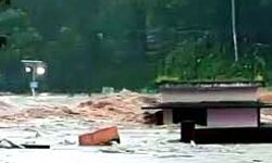 घर गिरने से कई मरे - बारिश से मरने वालों की संख्या 16 हुई घर गिरने से कई मरे - बारिश से मरने वालों की संख्या 16 हुई