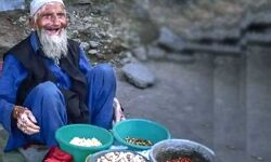 चने बेचने वाले बुजुर्ग बाबा के घर हुई चोरी- SSP ने दिये 1 लाख चने बेचने वाले बुजुर्ग बाबा के घर हुई चोरी- SSP ने दिये 1 लाख