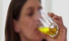 कई सालों से महिला पी रही अपना पेशाब- बताई यह वजह कई सालों से महिला पी रही अपना पेशाब- बताई यह वजह