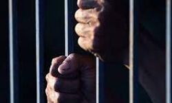 जेल में बंदी के परिवार का दम घुटा, बच्चे की मौत जेल में बंदी के परिवार का दम घुटा, बच्चे की मौत