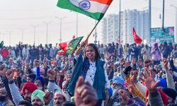 ठेठ देहाती भाषा के बीच शुरू हुआ अंग्रेजी में भाषण-पसर गया सन्नाटा ठेठ देहाती भाषा के बीच शुरू हुआ अंग्रेजी में भाषण-पसर गया सन्नाटा