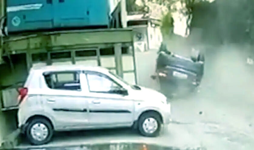 कार चालक ने बंदर को बचाने के लिये लगा दी अपनी जान की बाजी- देखें वीडियो