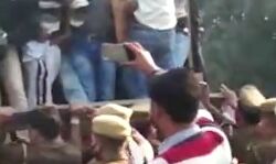 प्रदर्शन कर रहे शिक्षक भर्ती अभ्यर्थियों को पुलिस ने उठाकर गाड़ियों में भरा