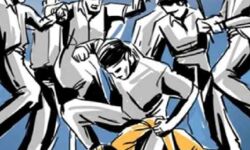 शोहदें को खंभे से बांधकर अक्ल ठिकाने लगाई- पुलिस ने छुड़ाया