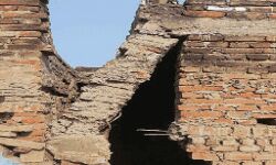 मकानों में आई दरार-10 परिवार छोडकर भागे अपना घर द्वार मकानों में आई दरार-10 परिवार छोडकर भागे अपना घर द्वार