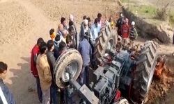 ट्रैक्टर के नीचे दबकर किसान की मौत-ट्रैक्टर पलटने से हुआ हादसा ट्रैक्टर के नीचे दबकर किसान की मौत-ट्रैक्टर पलटने से हुआ हादसा