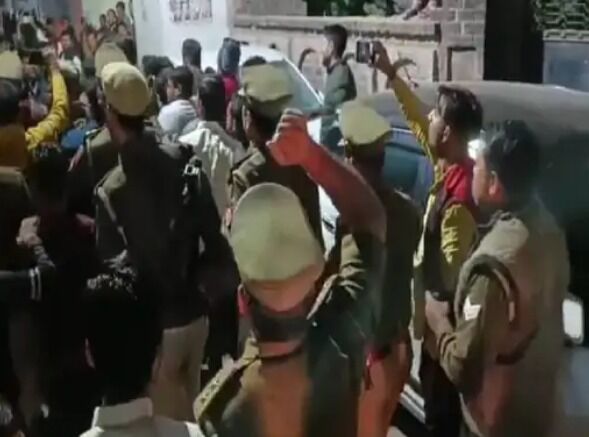 नेताजी को पकड़ने गई पुलिस पर हमला, मची भगदड़-मुकदमा दर्ज