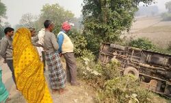 बच्चों से भरी स्कूली बस नहर में पलटी-मचा हाहाकार बच्चों से भरी स्कूली बस नहर में पलटी-मचा हाहाकार