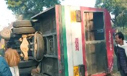 जानवर को बचाने के चक्कर में पलटी बस- करीब दो दर्जन यात्री घायल जानवर को बचाने के चक्कर में पलटी बस- करीब दो दर्जन यात्री घायल