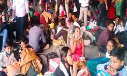 रेल की बोगियों में लगी आग- यात्रियों में मची खलबली- रेल सेवा पर पड़ा असर