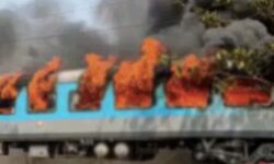 दो एसी कोच में आग लगने से यात्रियों में मची खलबली दो एसी कोच में आग लगने से यात्रियों में मची खलबली