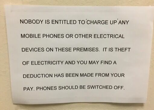 कारण बताते हुए लगाया नोट- ऑफिस में नहीं करना मोबाइल चार्ज