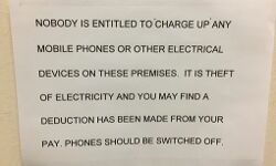 कारण बताते हुए लगाया नोट- ऑफिस में नहीं करना मोबाइल चार्ज