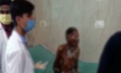 खेत बेचने से मना करने पर बेटे ने पेट्रोल छिड़ककर पिता को जिंदा जलाया खेत बेचने से मना करने पर बेटे ने पेट्रोल छिड़ककर पिता को जिंदा जलाया