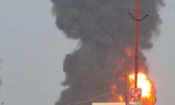 तारपीन का तेल बनाने वाली फैक्ट्री में आग- एथेनॉल टैंकर से धुंए के बादल तारपीन का तेल बनाने वाली फैक्ट्री में आग- एथेनॉल टैंकर से धुंए के बादल