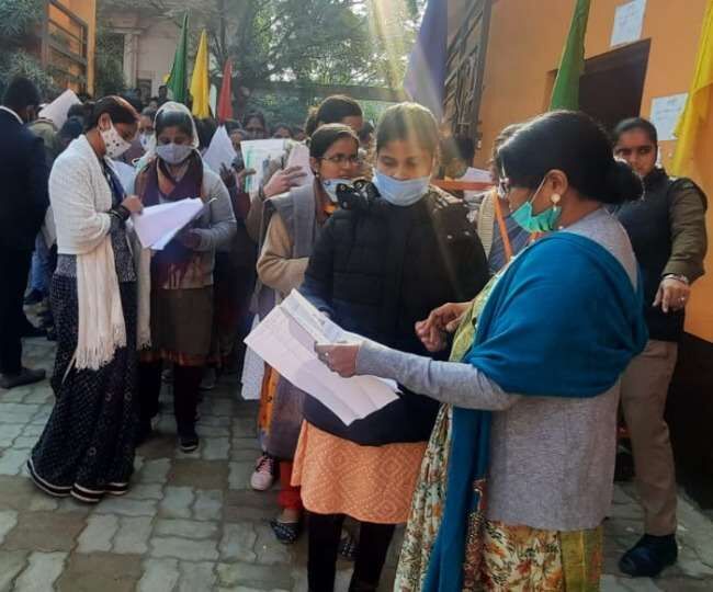 नहीं हुई टीईटी परीक्षा-बीच में ही उठा ली गई कॉपियां, परिक्षार्थी हुए निराश