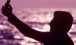 तमंचे के साथ सेल्फी ले रहे किशोर का पलक झपकते ही दी एंड तमंचे के साथ सेल्फी ले रहे किशोर का पलक झपकते ही दी एंड