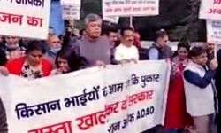 गाजीपुर बॉर्डर खुलवाने के लिए सड़क पर उतरे लोग-किया प्रदर्शन गाजीपुर बॉर्डर खुलवाने के लिए सड़क पर उतरे लोग-किया प्रदर्शन