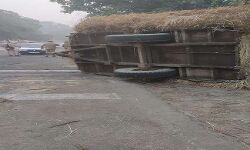 पुआल से लबालब भरी ट्रैक्टर ट्रॉली के नीचे दबे किसान की मौत पुआल से लबालब भरी ट्रैक्टर ट्रॉली के नीचे दबे किसान की मौत