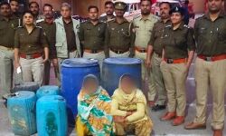 शराब के अवैध कारोबार में महिलाओं ने भी उतारे पैर-जमीन में दबा मिला जखीरा शराब के अवैध कारोबार में महिलाओं ने भी उतारे पैर-जमीन में दबा मिला जखीरा