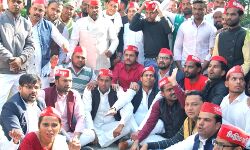 सपा के युवा संगठनों ने धरना प्रदर्शन कर DM को सौंपा ज्ञापन सपा के युवा संगठनों ने धरना प्रदर्शन कर DM को सौंपा ज्ञापन