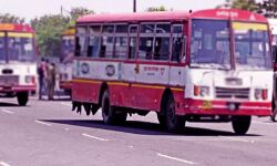सड़क पर धूं धूं जली द बर्निग बस- यात्रियों की जान पर बनी आफत सड़क पर धूं धूं जली द बर्निग बस- यात्रियों की जान पर बनी आफत