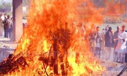 MLA का कारनामा-अंत्येष्टि स्थल पर हाजी शाह शमशान घाट का शिलापट MLA का कारनामा-अंत्येष्टि स्थल पर हाजी शाह शमशान घाट का शिलापट