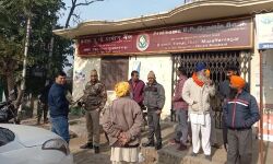 बैंक खंगालने को भीतर घुस गए चोर-जांच में जुटी पुलिस बैंक खंगालने को भीतर घुस गए चोर-जांच में जुटी पुलिस