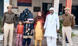 पुलिस ने रोती हुई घूम रही दो बच्चियों को उनके परिजनों से मिलाया पुलिस ने रोती हुई घूम रही दो बच्चियों को उनके परिजनों से मिलाया