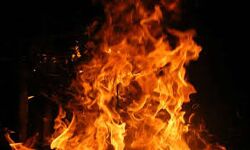 कार्ड की दुकान में लगी आग, लाखों का नुकसान कार्ड की दुकान में लगी आग, लाखों का नुकसान