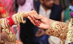 बोली दुल्हन नाइट सूट में लूंगी फेरे- देखें वीडियो बोली दुल्हन नाइट सूट में लूंगी फेरे- देखें वीडियो