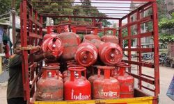 रसोई गैस के दामों में फिर लगी आग- खाना बनाकर खाना हुआ महंगा