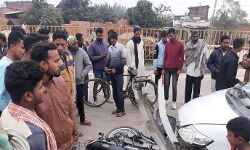 ट्रक के नीचे घुसी बाइक, एक युवक की मौत-कई घायल