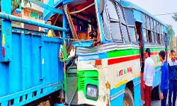 ट्रैक्टर के साथ हुई बारात की बस की भिड़ंत, एक मरा, दर्जनों घायल ट्रैक्टर के साथ हुई बारात की बस की भिड़ंत, एक मरा, दर्जनों घायल