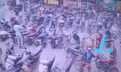 सिटी सेंटर से चोरी हुई युवक की साइकिल - चोर CCTV में हुआ कैद सिटी सेंटर से चोरी हुई युवक की साइकिल - चोर CCTV में हुआ कैद