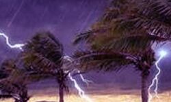 तेज़ हवा और तूफ़ानी लहरों के चलते कई नौकायें पलटीं तेज़ हवा और तूफ़ानी लहरों के चलते कई नौकायें पलटीं