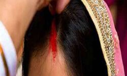 वरमाला स्टेज पर प्रेमी ने दुल्हन की मांग में भर दिया सिंदूर और फिर.. वरमाला स्टेज पर प्रेमी ने दुल्हन की मांग में भर दिया सिंदूर और फिर..