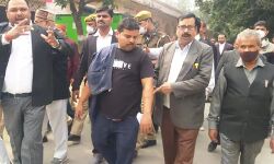 साथी की पिटाई से गुस्साए वकीलों ने पुलिस को दौड़ाया-दिया धरना साथी की पिटाई से गुस्साए वकीलों ने पुलिस को दौड़ाया-दिया धरना