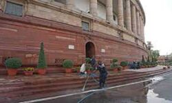 संसद भवन में प्रवेश नहीं मिलने के विरोध में पत्रकारों का प्रदर्शन