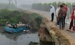 पीडब्ल्यूडी की लापरवाही से नाले में गिरी कार-कई घायल पीडब्ल्यूडी की लापरवाही से नाले में गिरी कार-कई घायल