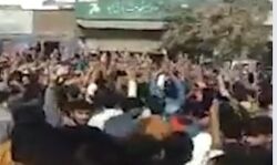 नया आतंकवाद-फैक्ट्री के मजदूरों ने बीच सड़क पर मैनेजर को जिंदा जलाया नया आतंकवाद-फैक्ट्री के मजदूरों ने बीच सड़क पर मैनेजर को जिंदा जलाया