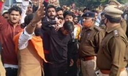 इधर नारेबाजी एवं विरोध प्रदर्शन-उधर खुले में अदा हुई नमाज इधर नारेबाजी एवं विरोध प्रदर्शन-उधर खुले में अदा हुई नमाज