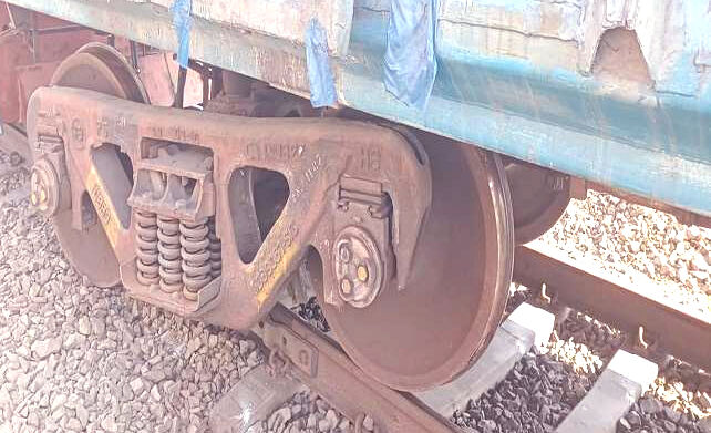 मालगाड़ी के पटरी से उतरने के कारण रूट हुए बाधित