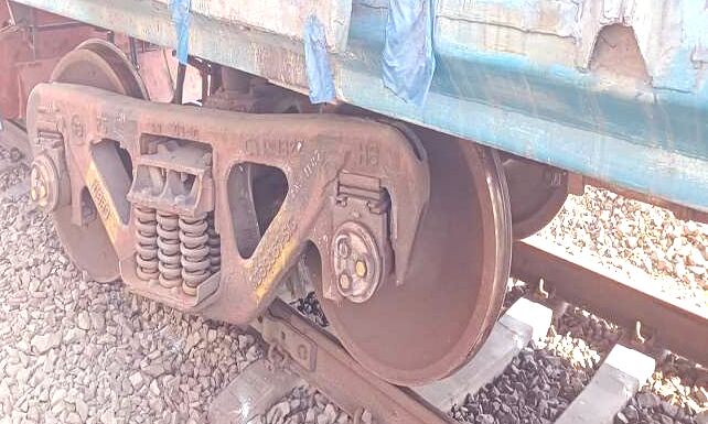 मालगाड़ी के पटरी से उतरने के कारण रूट हुए बाधित