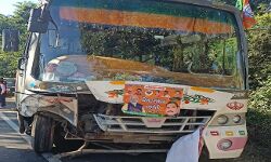 भाजपा की रैली में जा रही बस से उडे कार के परखच्चे-दंपत्ति की बेटी समेत मौत