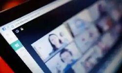 ऑनलाइन मीटिंग के दौरान महिला ने देखा कुछ ऐसा- हो गई शर्म से लाल ऑनलाइन मीटिंग के दौरान महिला ने देखा कुछ ऐसा- हो गई शर्म से लाल