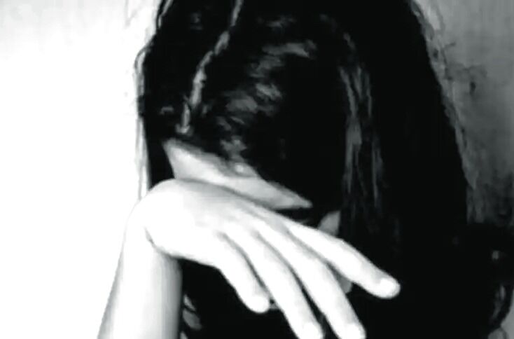 खाने में पीरियड्स का खून मिलाकर देती है पत्नी खाने में पीरियड्स का खून मिलाकर देती है पत्नी