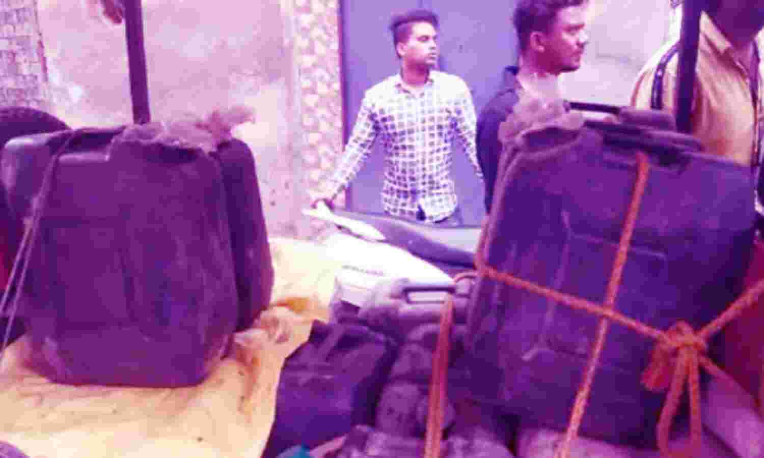ई-रिक्शा में धरी कैन में भरा तेजाब भीड़ के ऊपर गिरा-मची भगदड़,कई झुलसे