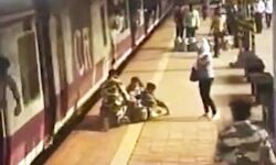 ट्रेन में चढ रही महिला का फिसला पैर-फरिश्तों ने ऐसे बचाई जान ट्रेन में चढ रही महिला का फिसला पैर-फरिश्तों ने ऐसे बचाई जान