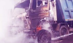 टक्कर मारकर भाग रहे डंपर ने युवक को रौंदा-भीड ने लगाई आग टक्कर मारकर भाग रहे डंपर ने युवक को रौंदा-भीड ने लगाई आग